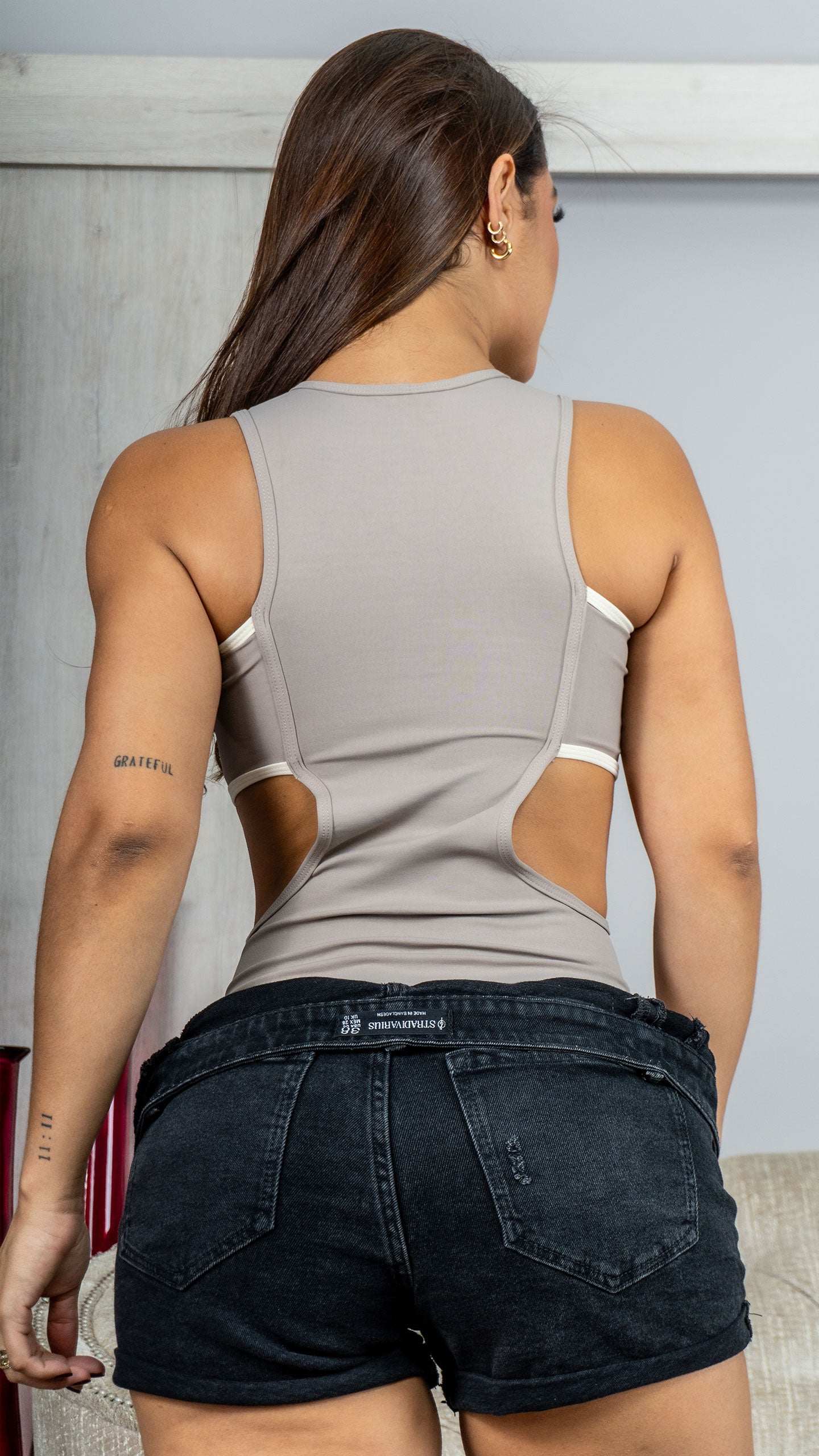 Body Ajustado Con Escote Cerrado Y Cortes Laterales 17500